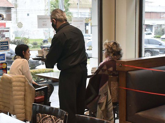 Mar del Plata reabre bares y restaurantes pese a alza de casos de Covid-19