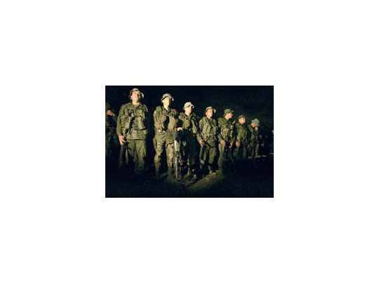 Efectivos arriban al pueblo de Timba para combatir con las FARC. Se abrieron procesos por matanzas de indígenas que tenían por fin ganar crédito para ascensos militares. Se los llama «falsos positivos».