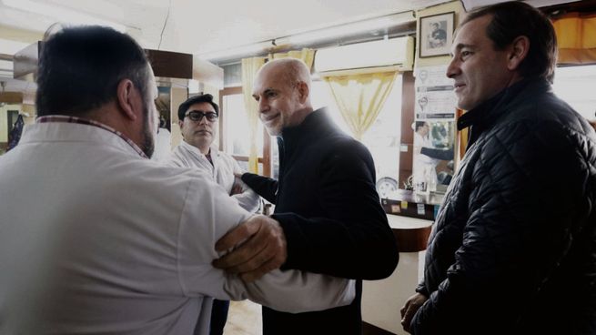 Campaña. Horacio Rodríguez Larreta, en una recorrida por La Plata junto al intendente Julio Garro
