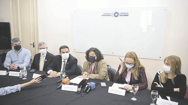oficial. Vizzotti encabezó una conferencia de prensa en el Ministerio de Salud de Tucumán, acompañada por su par provincial, Luis Medina Ruiz, y la representante en Argentina de la OPS, Eva Jané Llopis.