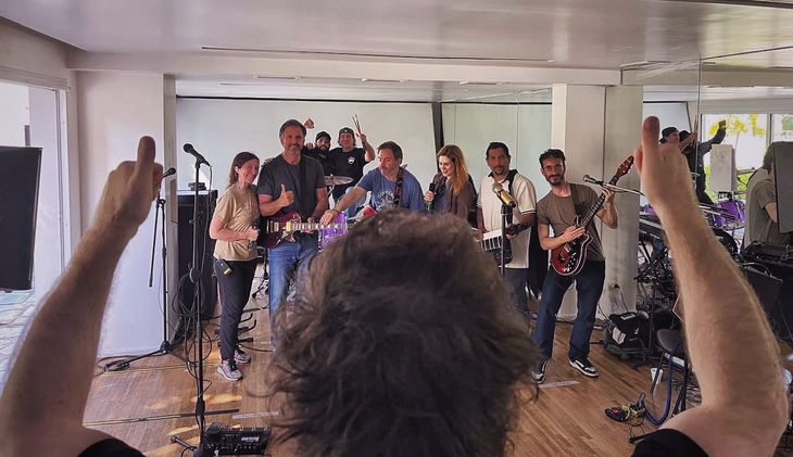 Milei junto a su banda presidencial.