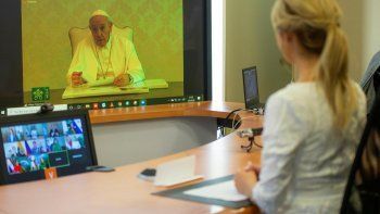 Fabiola Yáñez y otras primeras damas de la región, junto al Papa Francisco por videoconferencia.