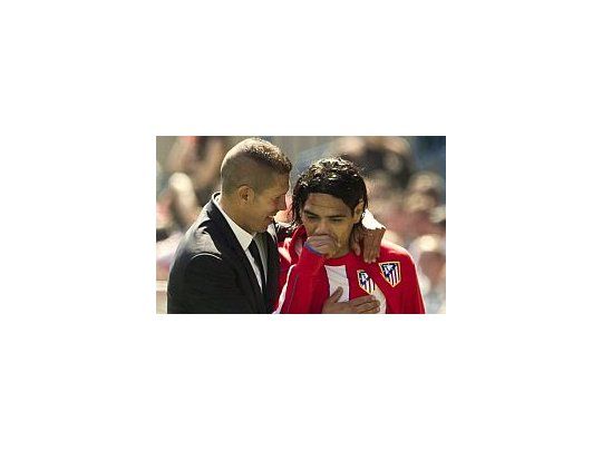 Simeone aseguró que Falcao está en el mismo escalón que Messi y Ronaldo.