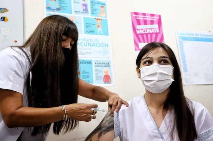 La campaña de vacunación contra el coronavirus comenzó en simultáneo en todo el país. 