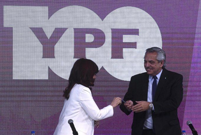 Cristina Kirchner y Alberto Fernández en Tecnópolis .