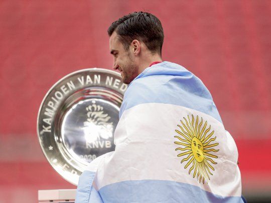 Nicolás Tagliafico volvió a calzarse la bandera argentina traas coronarse en Holanda.