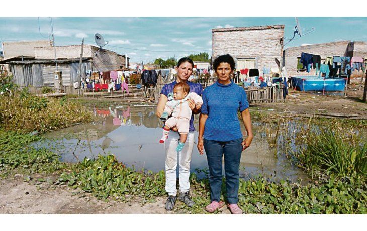 ámbito.com | CASOS. Amanda y Cristina viven en una de las zonas más humildes de Quitilipi y esperan la llegada de la ayuda nacional para superar la crisis.