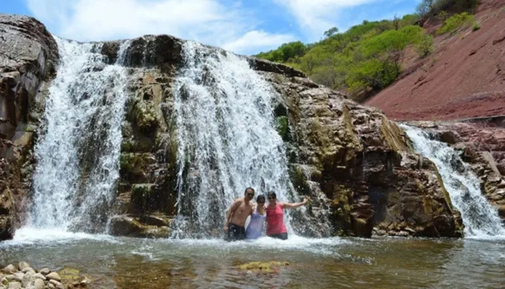 Millones sueñan con escapadas turísticas auténticas y Cascada Colorada en Jujuy ofrece naturaleza pura, historia viva y paisajes que cortan la respiración. Millones sueñan con escapadas turísticas auténticas y Cascada Colorada en Jujuy ofrece naturaleza pura, historia viva y paisajes que cortan la respiración.