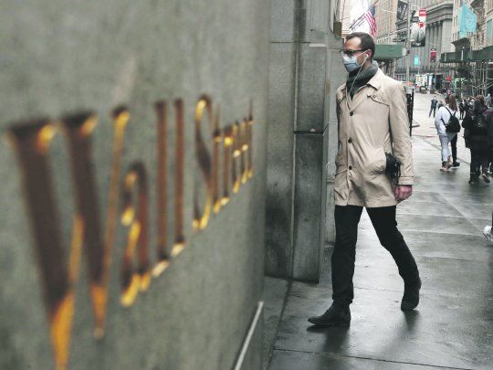 Los principales índices de Wall Street bajaban con fuerza este lunes tras tocar récords en el primer día de negociación del año.