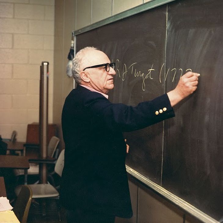 Murray Rothbard, fue un paso mas allá que von Mieses en el empleo de la Praxeología, considerando que el empleo de las matemáticas y los modelos eran un mecanismo de “dominio” de los estados, cerrando la puerta del ala más extrema de la Escuela Austriaca a cualquier consideración científica. Murray Rothbard, fue un paso mas allá que von Mieses en el empleo de la Praxeología, considerando que el empleo de las matemáticas y los modelos eran un mecanismo de “dominio” de los estados, cerrando la puerta del ala más extrema de la Escuela Austriaca a cualquier consideración científica.