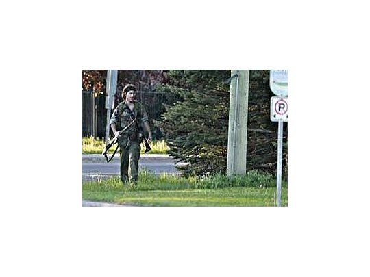 La Policía publicó una fotografía del sospechoso vestido de militar.