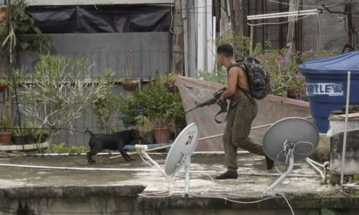 Un narcotraficante portando un rifle durante una operación del BOPE en Morro da Babilônia, en la Zona Sur, en 2018  Un narcotraficante portando un rifle durante una operación del BOPE en Morro da Babilônia, en la Zona Sur, en 2018