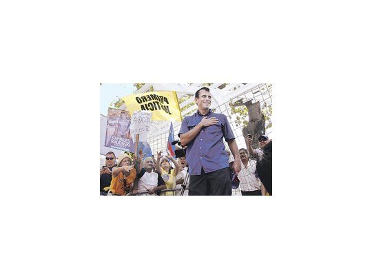 Una multitud acompañó al opositor Henrique Capriles en su recorrida de ayer por Caracas. La actividad frenética de la campaña del exgobernador opositor contrasta con la imagen de un Chávez limitado por su estado de salud.