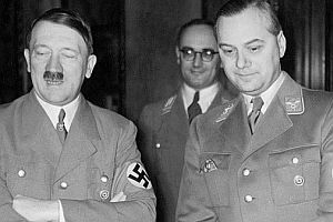 Alfred Rosenberg, junto a Hitler. (Foto: http://www.sueddeutsche.de)