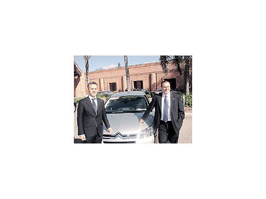 El responsable del centro de producción de El Palomar,Javier Varela Sobrado; y el director de Citroën Argentina,Jean Christophe Muñoz, junto al nuevo C4.