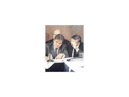 El jefe de bloque K, Miguel Pichetto, le susurra al santacruceño Nicolás Fernández en el plenario de comisiones ayer en el Senado.