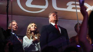 El republicano fue acompañado de su nieta Kai Trump y el propietario de los Knicks, James Dolan. El republicano fue acompañado de su nieta Kai Trump y el propietario de los Knicks, James Dolan.