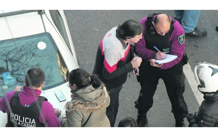 Infracción. Después de ser identificado por taxistas en el barrio de San Telmo, la policía le labró una contravención al chofer de Uber.