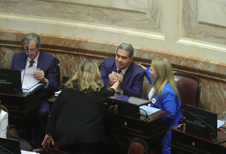 Compañeras de bloque saludan a Jorge Capitanich, expareja de Sandra Mendoza, en su duelo. Compañeras de bloque saludan a Jorge Capitanich, expareja de Sandra Mendoza, en su duelo.