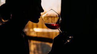 ámbito.com | mujer-enologa-vino-silueta.jpg