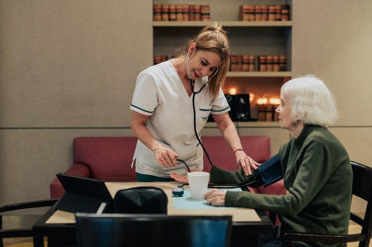 La capacitación técnica y humana es clave para promover la autonomía y dignidad de las personas mayores. La capacitación técnica y humana es clave para promover la autonomía y dignidad de las personas mayores.