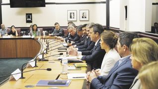 energía. Sergio Massa expuso junto a la secretaria Flavia Royón y los titulares de YPF, Pablo González, y Enarsa, Agustín Gerez.