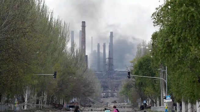 Civiles en la calle cuando las tropas rusas comenzaron el asalto a la planta Azovstal, en Mariúpol.