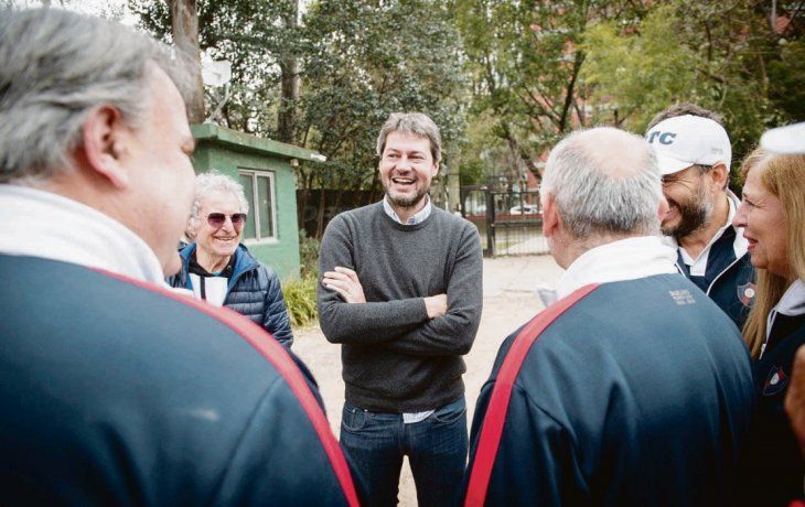 Gira. Matías Lammens visitó ayer un club del barrio porteño de La Boca.