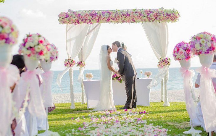 Si bien la boda en la playa sigue siendo popular, no todos los que viajan para casarse eligen el mar. 