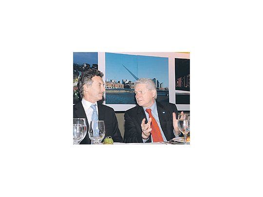 Mauricio Macri se sentó junto al pastor Palau, pero sólo tuvotiempo de comer la entrada de salmón. Se fue cuando servíanel plato principal.