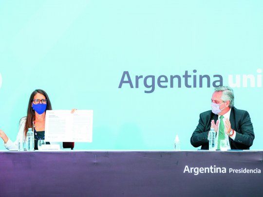 Acuerdo. El presidente Alberto Fernández exhortó ayer a los gobernadores a “comprometerse” y coordinar acciones que den “respuestas” a las mujeres que sufren violencia de género, al asumir que “la reacción estatal es lenta o no existe” ante estas situaciones. Lo hizo luego de firmar junto a los gobernadores de las provincias, el Acuerdo Federal para una Argentina Unida contra la violencia de género, en el marco del Día Internacional de la Mujer.