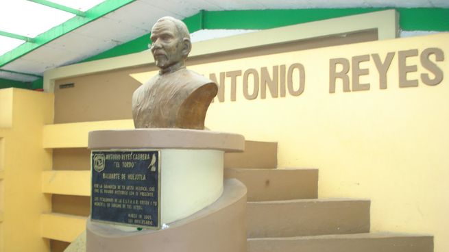 En un enfrentamiento contra fuerzas imperialistas, muere en 1866, en Huejutla, Antonio Reyes el tordo.