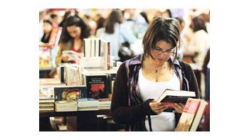 ámbito.com | Las mesas de ofertas y saldos son vedettes en la Feria del Libro, que tuvo un arranque moderado, de acuerdo con lo que se aguardaba.
