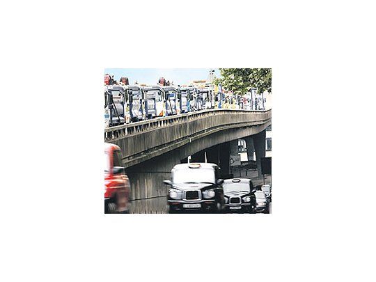 Cientos de camiones colapsaron ayer Londres, en el marcode una protesta contra el encarecimiento de los combustibles.Situaciones similares se viven en otros países europeosy asiáticos.