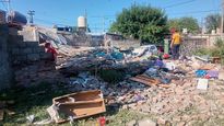 El derrumbe dejó a tres personas atrapadas bajo los escombros.