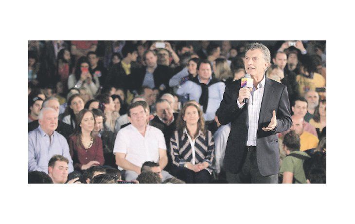 ámbito.com | Mauricio Macri ayer, en el Centro Asturiano de Vicente López, en la provincia de Buenos Aires, durante el cierre de su campaña. Gabriela Michetti, Guillermo Montenegro y María Eugenia Vidal, en primera fila.