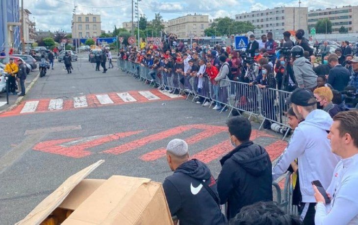 expectativa maxima en paris, a la espera de la llegada de lionel messi