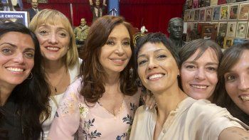 cristina de kirchner festejo su cumpleanos junto al presidente y otros politicos