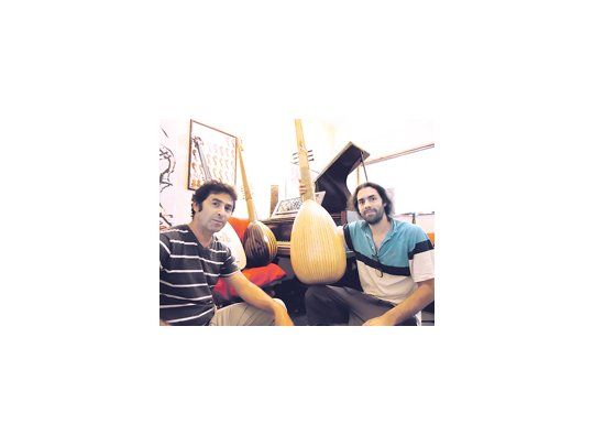 Matías Crom restauró el piano en el que tocaba el Che Guevara. Esteban Pérez Esquivel inventó una técnica: intrumentos de percusión de pasta de aserrín.
