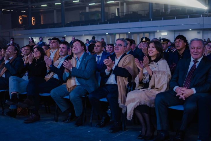 Raúl Jalil, poncho al hombro, encabezó la celebración catamarqueña. Raúl Jalil, poncho al hombro, encabezó la celebración catamarqueña.