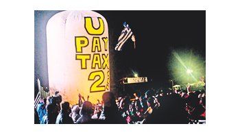 El globo que un grupo de activistas hizo irrumpir en medio de un concierto de U2 en el Festival de Glastonbury para pedir que la banda de Bono pague impuestos en Irlanda, acosada por la crisis, y no en otros países.