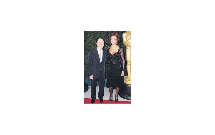 Sofía Loren con Billy Crystal, maestro de ceremonias del homenaje que le tributó anteanoche Hollywood.
