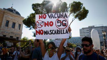 Más de 2.500 personas, la mayoría sin barbijo, desafiaron las medidas de prevención del coronavirus en Madrid.