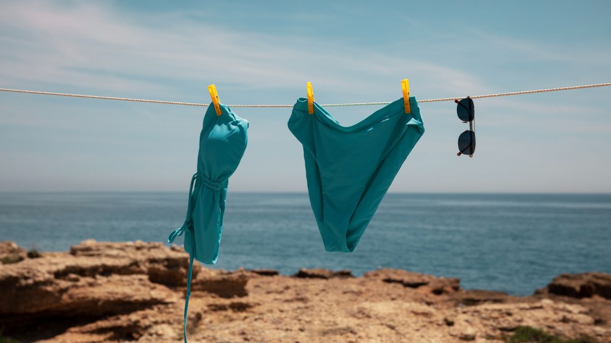 Say bye to sand stains: the best trick to clean tights after the beach