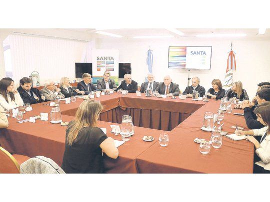 RESPALDO OPOSITOR. El gobernador de Santa Fe, Miguel Lifschitz, recibió a casi todos los diputados y senadores nacionales para acordar los pasos a seguir en el combate contra el narcotráfico y la inseguridad.