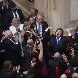 Javier Milei canta en su ingreso a la Cámara de Diputados, rodeado por sus ministros. Javier Milei canta en su ingreso a la Cámara de Diputados, rodeado por sus ministros.