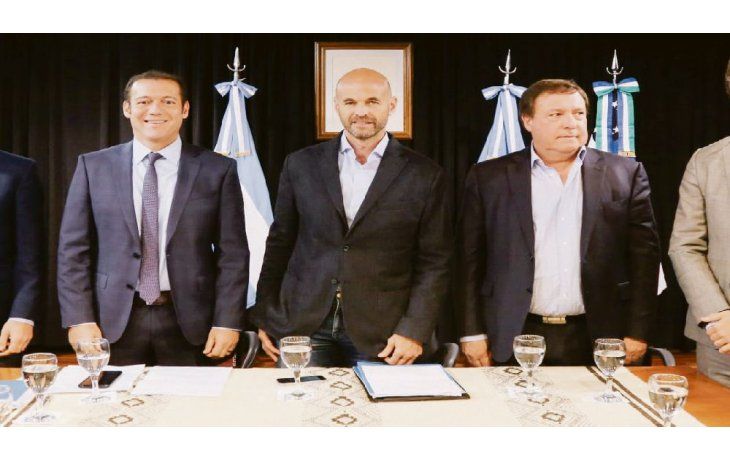 Expectativa. Gutiérrez, Dietrich y Weretilneck, juntos el viernes durante el anuncio de la reactivación de ese ramal ferroviario.