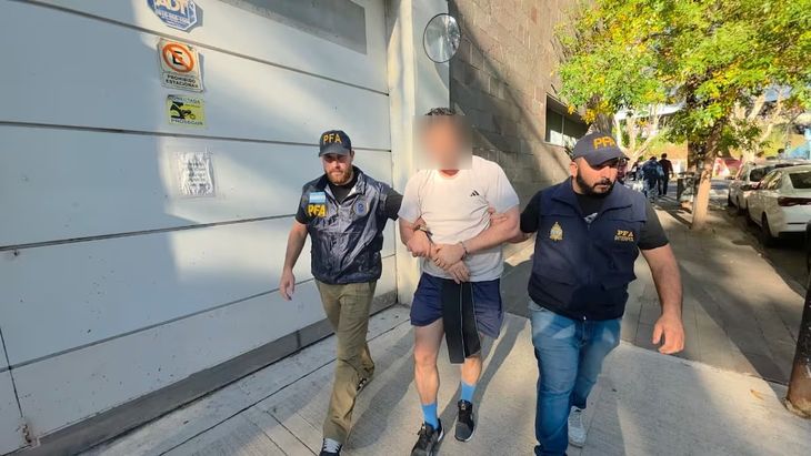 La Policía Federal Argentina capturó a Fernando Farías Laguna, buscado por INTERPOL por delitos de crimen organizado vinculados al contrabando de hidrocarburos. La Policía Federal Argentina capturó a Fernando Farías Laguna, buscado por INTERPOL por delitos de crimen organizado vinculados al contrabando de hidrocarburos.