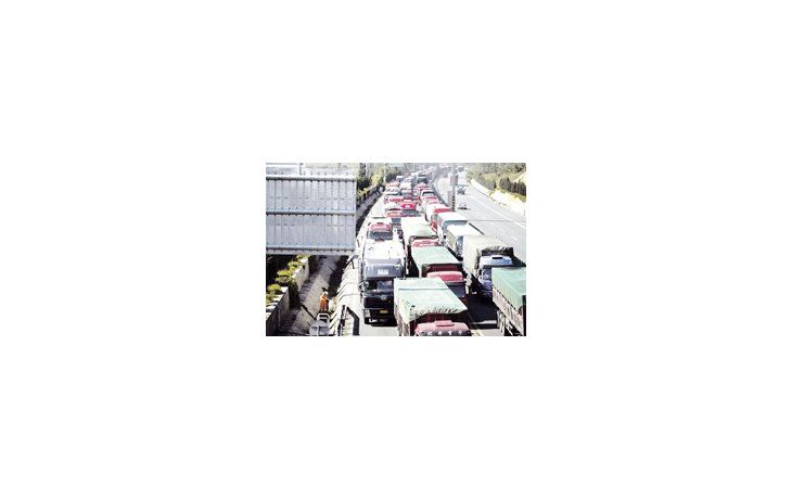 Las filas de vehículos superan los 100 km; algunos coches hace más de 5 días que están estancados en una ruta del norte de China.