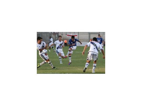 Lógica. Deportivo Merlo hizo valer las dos categorías que separan a un equipo de otro y derrotó a Guaymallén de Mendoza.